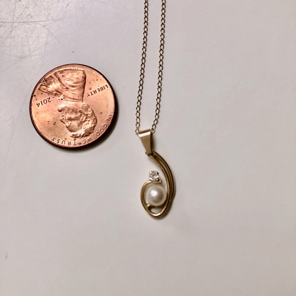 Golden pendant necklace with pearl